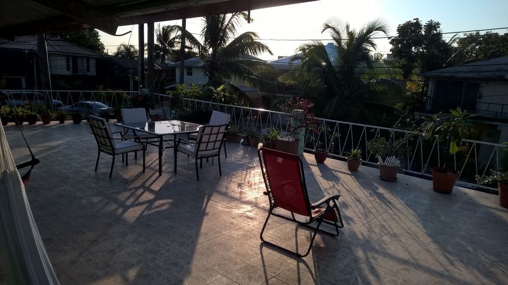 The Red Hut Inn مدينة بليز المظهر الخارجي الصورة